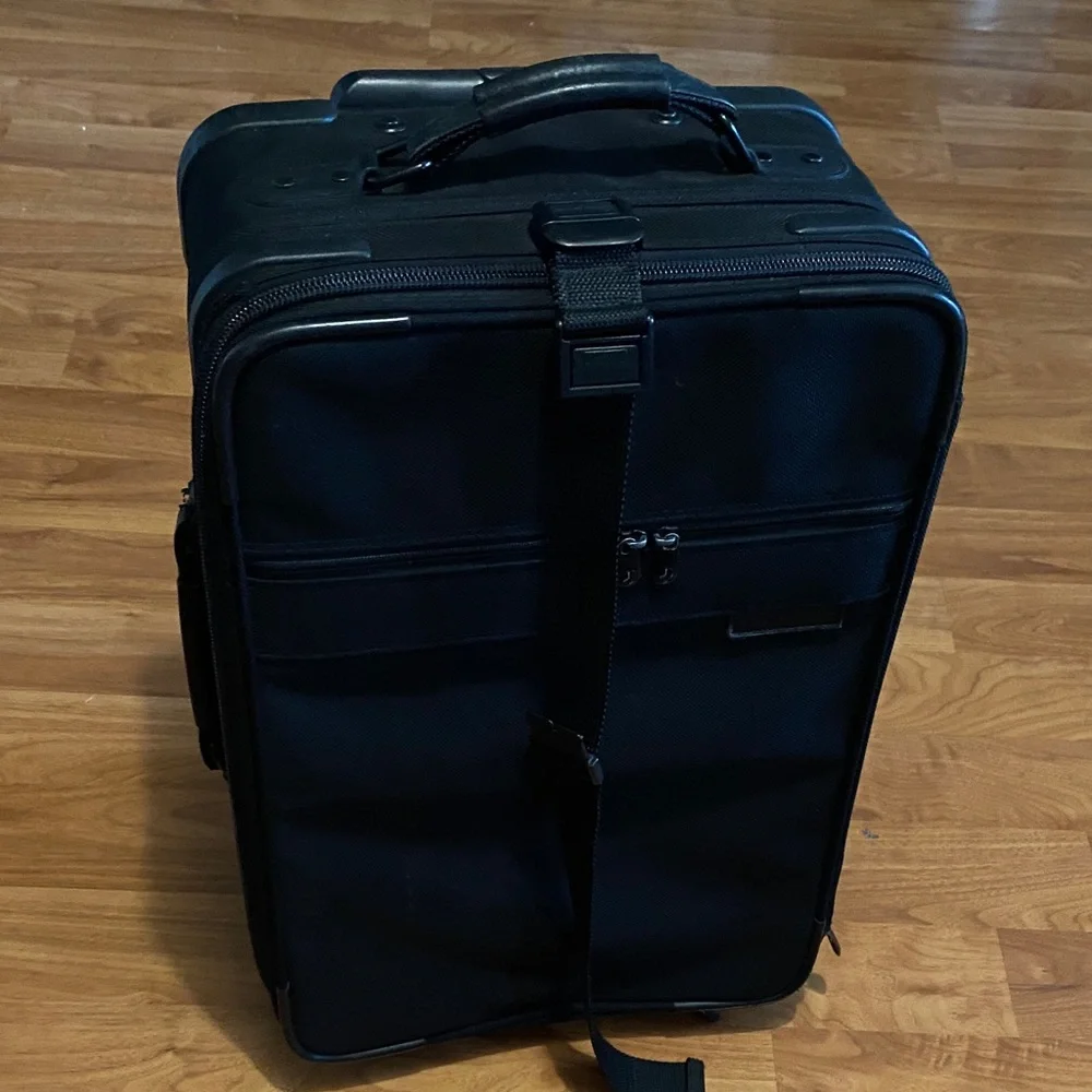 🖤Briggs & Riley Black Rolling travel Carry-On 22” tall🖤